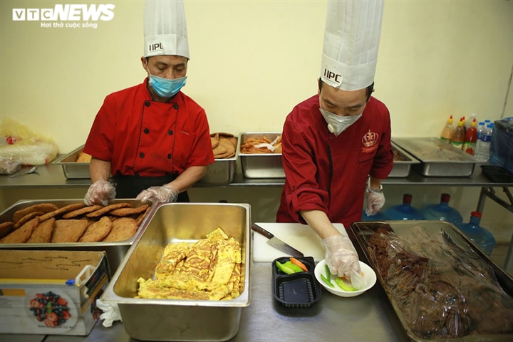 Giám khảo Masterchef Vietnam chế biến 600 suất ăn mỗi ngày gửi vào tâm dịch - 6