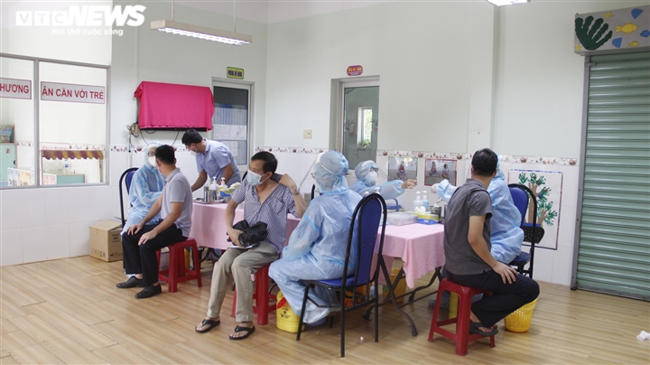 Chiến dịch tiêm vaccine lịch sử ở TP.HCM: Sợ không được tiêm hơn sợ tác dụng phụ - 8