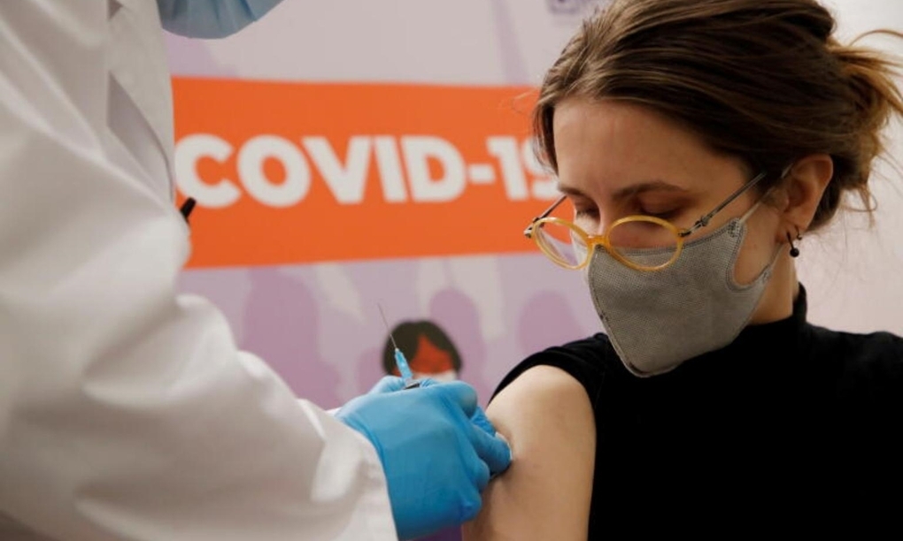 Nga "dồn mình vào chân tường" trong chiến dịch tiêm vaccine