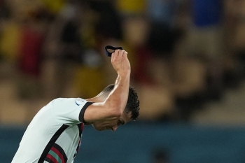 Ronaldo tức giận, đá bay tấm băng đội trưởng Bồ Đào Nha