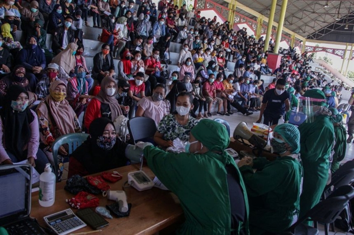 Indonesia lập kỷ lục chưa từng thấy, hơn 21.000 ca COVID-19 trong ngày - 1