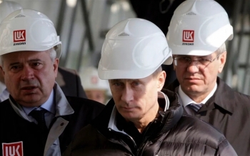 Ông Putin dùng dầu mỏ tập hợp quyền lực và trừng phạt đối thủ thế nào?