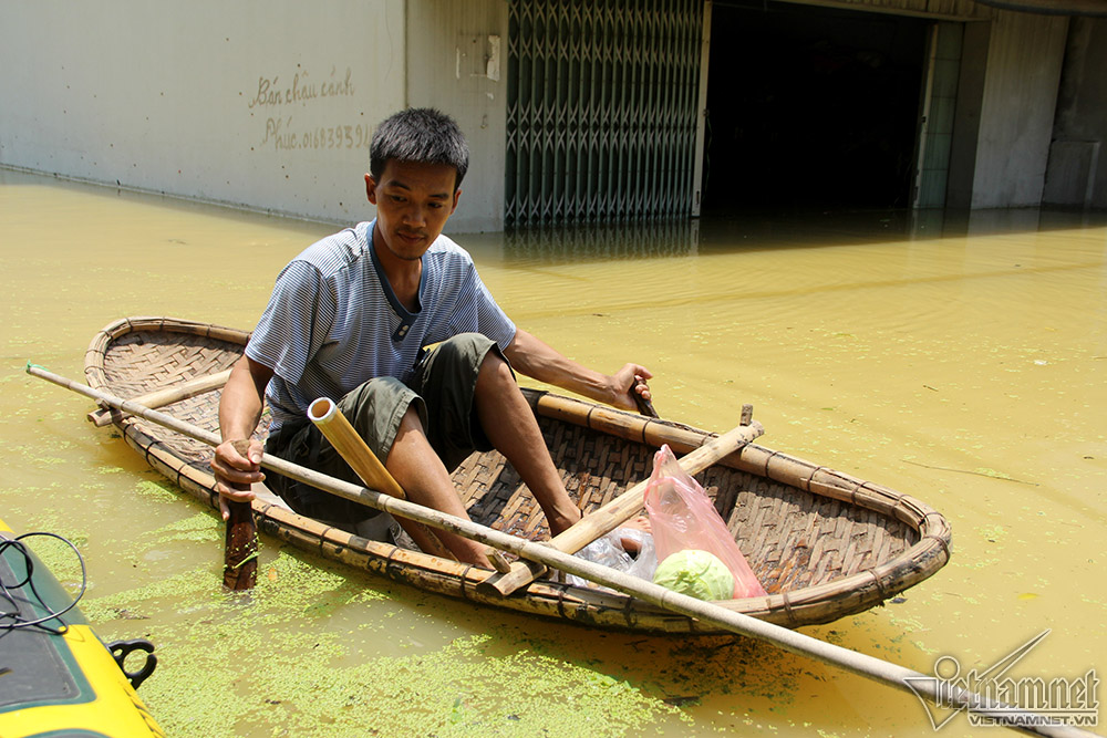 nong dan ha noi bo pho nhin nha hon 800 trieu ngap trong bien nuoc