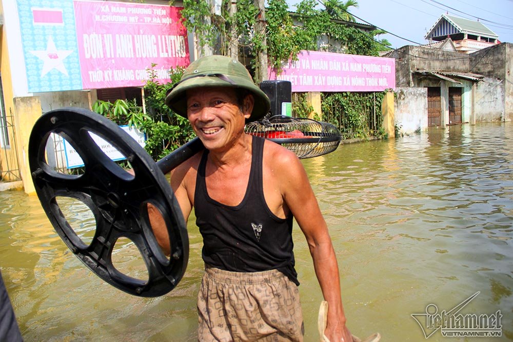 nong dan ha noi bo pho nhin nha hon 800 trieu ngap trong bien nuoc