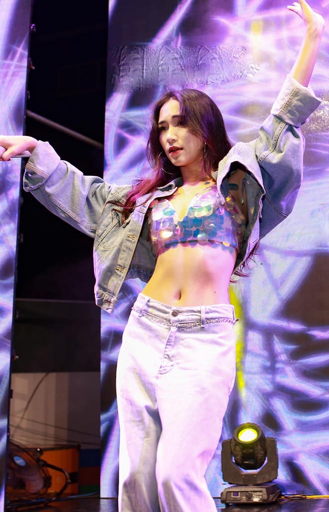 khoe eo be xiu chat choi nhu hoa minzy mac noi y cung quan ong loe