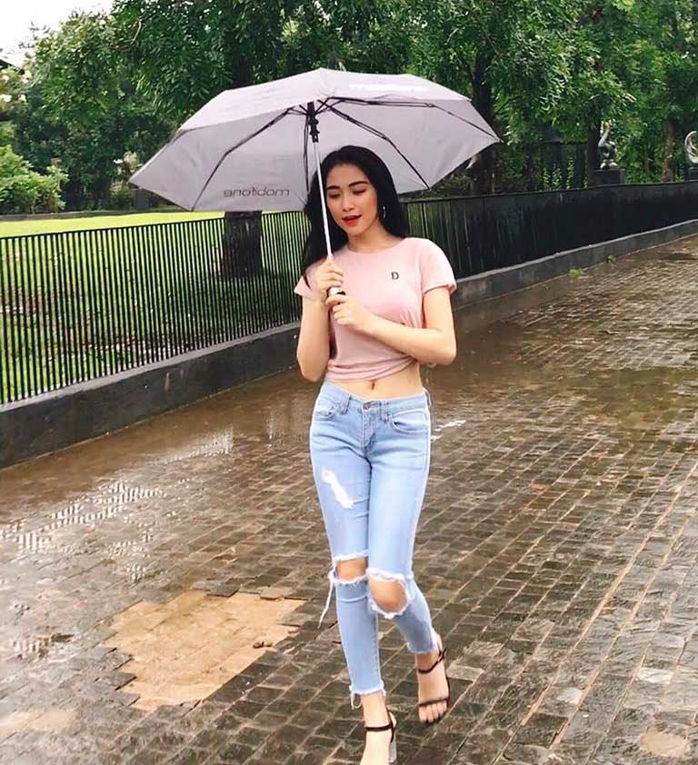 khoe eo be xiu chat choi nhu hoa minzy mac noi y cung quan ong loe