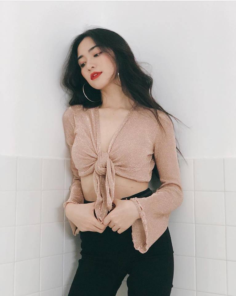 khoe eo be xiu chat choi nhu hoa minzy mac noi y cung quan ong loe