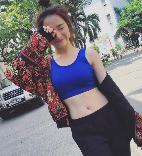 khoe eo be xiu chat choi nhu hoa minzy mac noi y cung quan ong loe