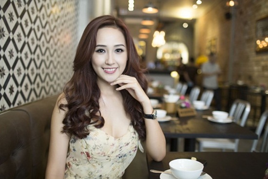 nhung chuyen khong ngo ve mai phuong thuy hoa hau thi phi hay dai gia ngam cua showbiz