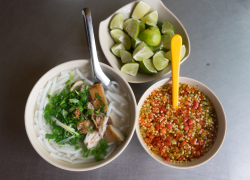 ba quan banh canh cua dong khach