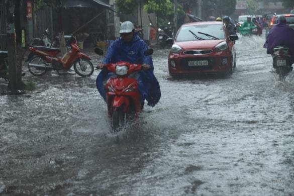 ha noi vua mua to nhieu tuyen duong ngap sau