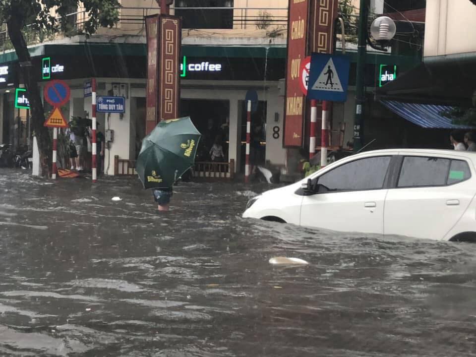 anh ha noi mua nhu trut nuoc nhieu tuyen pho noi do ngap sau