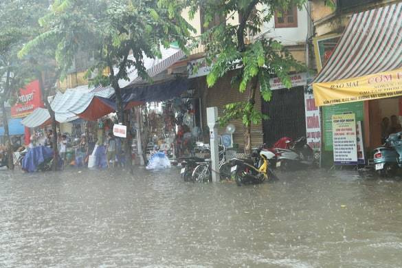 anh ha noi mua nhu trut nuoc nhieu tuyen pho noi do ngap sau