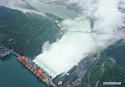 Hồ thủy điện Trung Quốc mở toàn bộ cửa xả lũ khẩn cấp