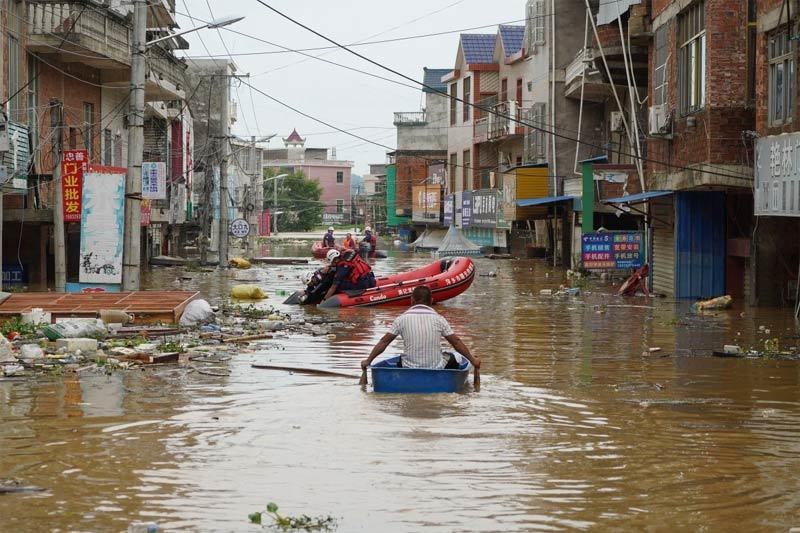 mua van trut xuong ha nguon duong tu linh cuu ho tq vat lon giua bien nuoc