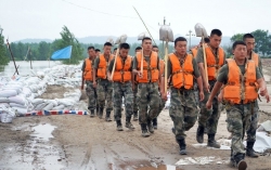 Lũ lụt Trung Quốc: Thực trạng ở nông thôn qua lời kêu gọi trở về cứu đê