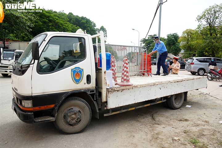 Ảnh: Mở thêm chốt kiểm soát, cửa ngõ Hà Nội không còn cảnh ùn tắc kéo dài - 1