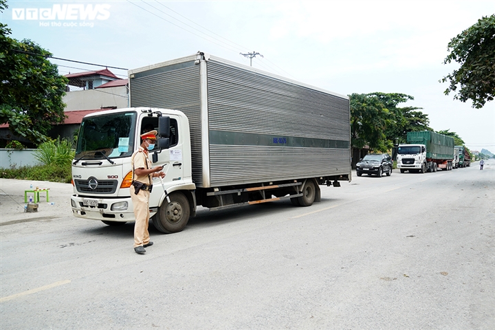 Ảnh: Mở thêm chốt kiểm soát, cửa ngõ Hà Nội không còn cảnh ùn tắc kéo dài - 9