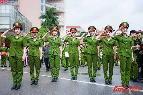 diem chuan cao ky luc 305 vi sao thi sinh van chen chan vao cong an quan doi