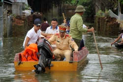 canh sat co dong cuu hoa day nuoc giup co giao mam non noi ron lu