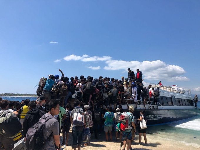 hang nghin du khach chen chuc tren bai bien de di tan tai indonesia