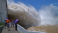 thuy dien hoa binh mo cua xa day ron nguoi nhin tre em vui dua o bai tam tu than