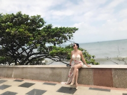 phi thanh van van hugo dieng nguoi vi gap su co voi bikini giua noi cong cong