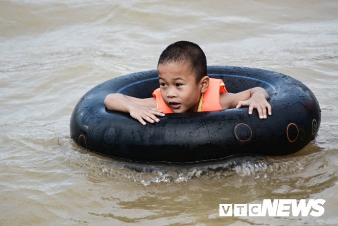 thuy dien hoa binh mo cua xa day ron nguoi nhin tre em vui dua o bai tam tu than