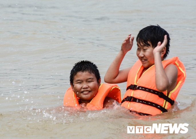 thuy dien hoa binh mo cua xa day ron nguoi nhin tre em vui dua o bai tam tu than