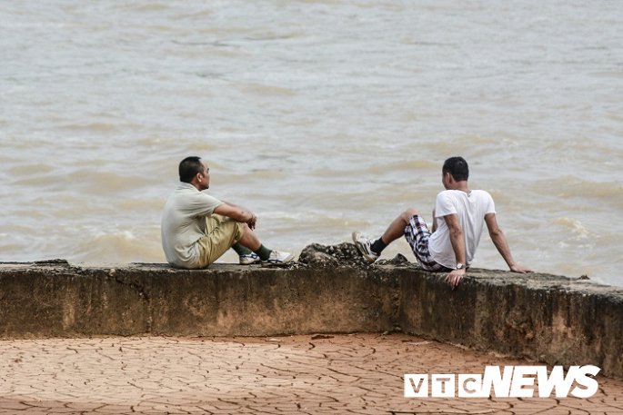 thuy dien hoa binh mo cua xa day ron nguoi nhin tre em vui dua o bai tam tu than