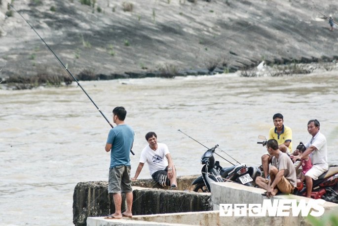 thuy dien hoa binh mo cua xa day ron nguoi nhin tre em vui dua o bai tam tu than