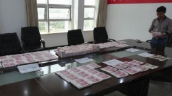 3 nguoi in tien gia trong tiem sua xe