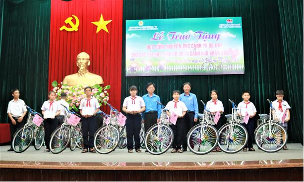 cong doan vietsovpetro trao tang xe dap cho cac em hoc sinh co hoan canh kho khan tren dia ban tinh ba ria vung tau