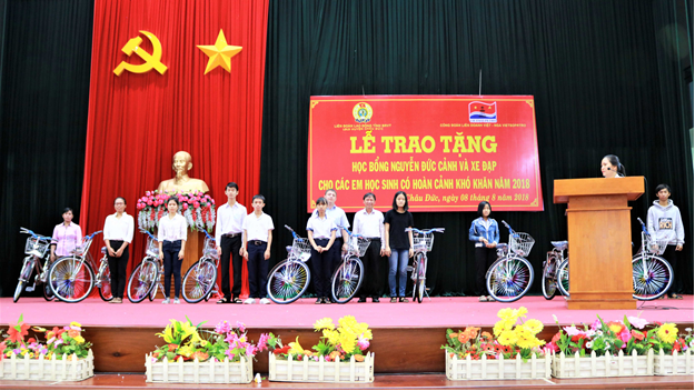 cong doan vietsovpetro trao tang xe dap cho cac em hoc sinh co hoan canh kho khan tren dia ban tinh ba ria vung tau