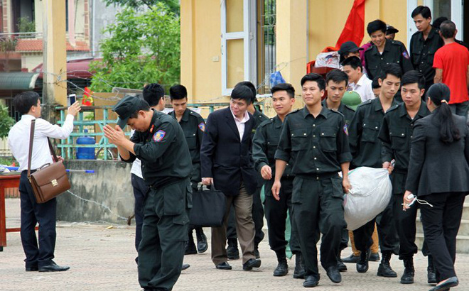 phia sau bo sac phuc mau vang mua he tren dau ho la bau troi khong gon may