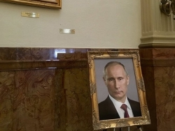 Treo chân dung ông Putin trong tòa nhà chính quyền bang, quan chức Mỹ bị kỷ luật
