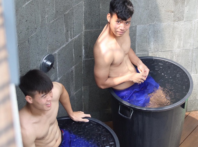 man nhan hinh the vam vo cua quang hai duy manh bui tien dung