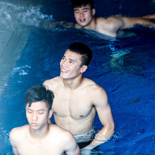 man nhan hinh the vam vo cua quang hai duy manh bui tien dung