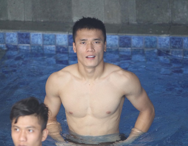 man nhan hinh the vam vo cua quang hai duy manh bui tien dung
