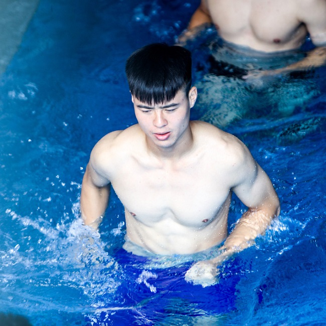 man nhan hinh the vam vo cua quang hai duy manh bui tien dung