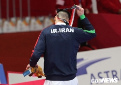 Bị xử ép, võ sĩ Iran cởi huy chương bỏ về, không thèm chụp ảnh lưu niệm