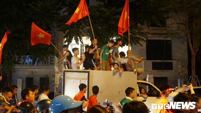 canh sat trang dem cung co dong vien mung chien thang cua doi tuyen olympic viet nam