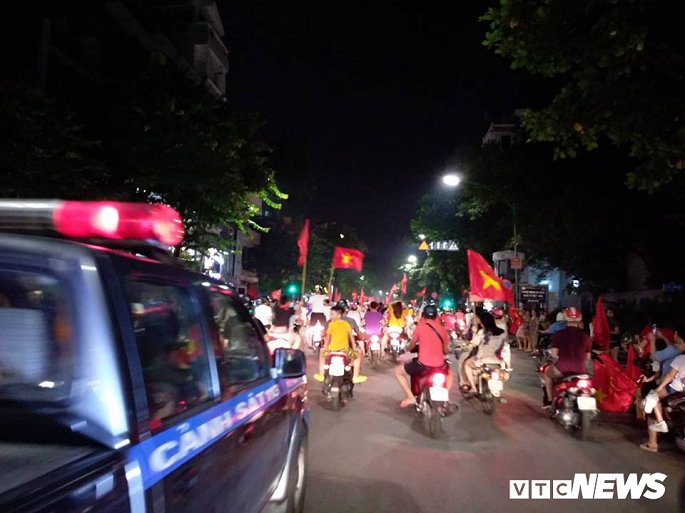 canh sat trang dem cung co dong vien mung chien thang cua doi tuyen olympic viet nam