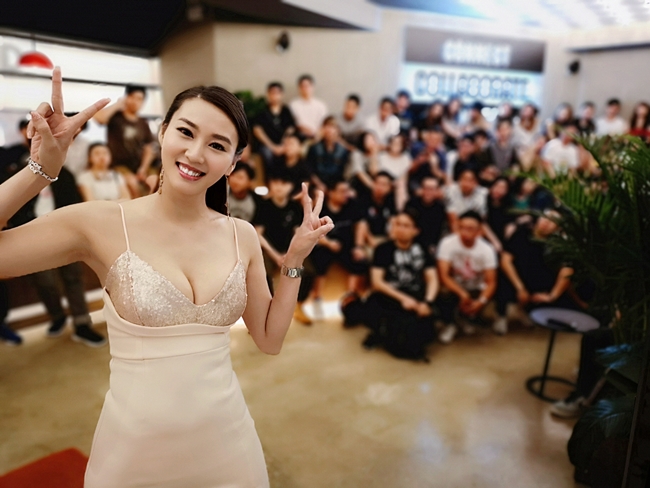 Quý ông liệt giường vì cảnh 18+ lại chơi trội mời 3 mỹ nữ vào show mới quy ong liet giuong vi canh 18 lai choi troi moi 3 my nu vao show moi