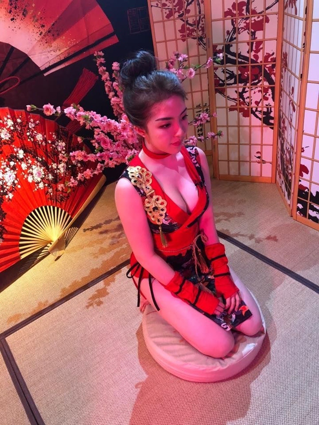 Quý ông liệt giường vì cảnh 18+ lại chơi trội mời 3 mỹ nữ vào show mới quy ong liet giuong vi canh 18 lai choi troi moi 3 my nu vao show moi