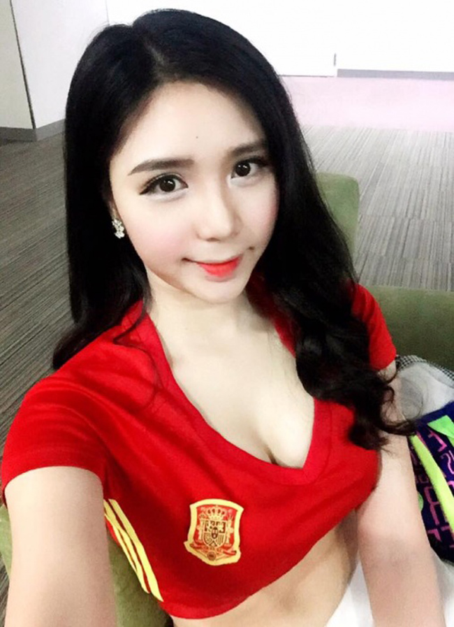 thanh bi va dan hot girl sexy hua gi voi cac tuyen thu u23 vn truoc tran chieu nay