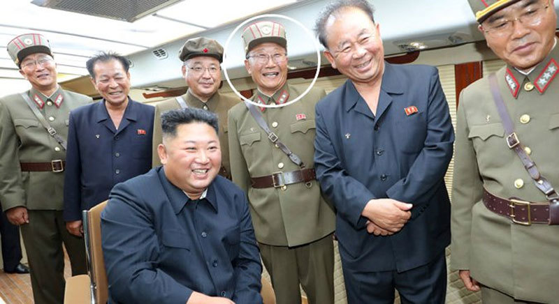 kim jong un phong quan ham cho hang tram nha khoa hoc