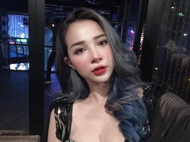 2 chan dai sexy cua hay chon gia dung nguoi song nhu ba hoang nguoi con lai thi sao