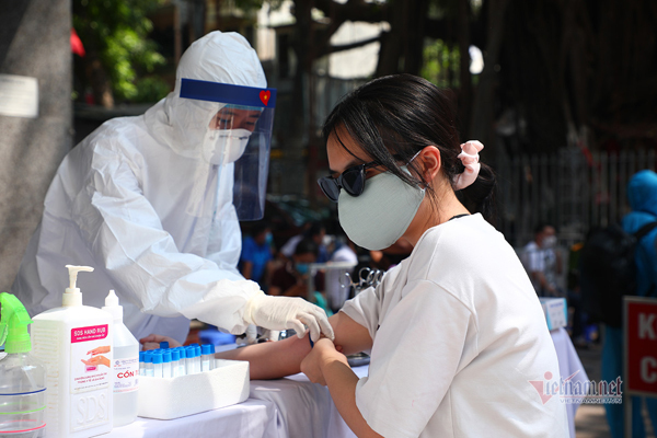 Hà Nội lên tiếng vụ test nhanh Covid-19 âm tính, xét nghiệm lại dương tính