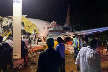 Máy bay Ấn Độ chở 190 công dân hồi hương trượt khỏi đường băng, vỡ đôi